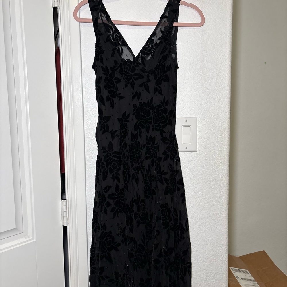 Robbie Bee Black Velvet Floral V-Neck Dress - Picture 6 of 6